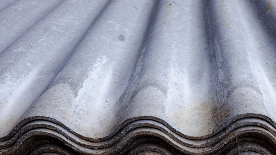 Asbestplatten vor der Sanierung